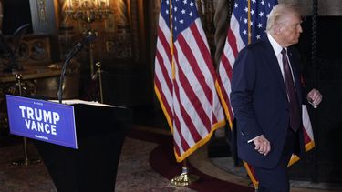 El presidente electo Donald Trump se va del podio después de una conferencia de prensa en Mar-a-Lago, el 7 de enero de 2025, en Palm Beach, Florida. (AP Foto/Evan Vucci)