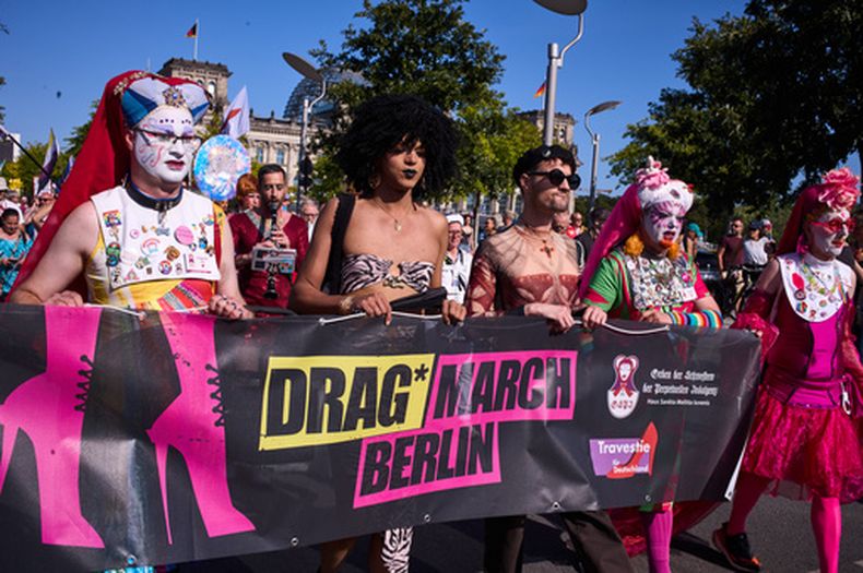 Las hermanas Pia (izquierda), Daphne (segunda por la derecha) y Clementia (derecha), de la sección alemana de las Hermanas de la Indulgencia Perpetua (SPI, por sus siglas en inglés), asisten a la primera marcha drag de Berlín, en la víspera de la Marcha del Orgullo, en Berlín, Alemania, el 24 de julio de 2026. (AP Foto/Markus Schreiber)