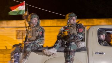 americateve | Combatientes peshmerga curdo-iraqu&iacute;es parten de las afueras de la localidad turca de Suruc hacia la frontera entre Turqu&iacute;a y Siria, en su camino a la ciudad siria de Kobani, el 31 de octubre de 2014. (Foto AP/Vadim Ghirda)