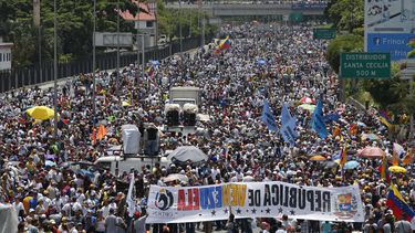 Opositores bloquean importante arteria de Caracas