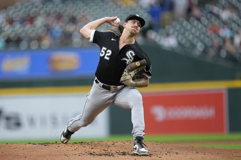 Mike Clevinger, abridor de Medias Blancas de Chicago, lanza en contra de los Tigres de Detroit en la primera entrada del juego de béisbol, el viernes 8 de septiembre de 2023, en Detroit. (AP Foto/Paul Sancya)