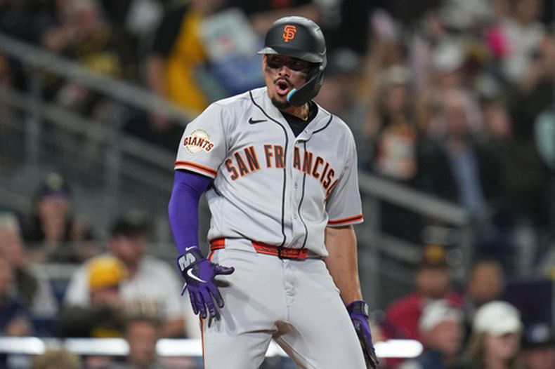 El dominicano Willy Adames, de los Gigantes de San Francisco, festeja tras anotar ante los Padres de San Diego, el martes 31 de marzo de 2026 (AP Foto/Gregory Bull)