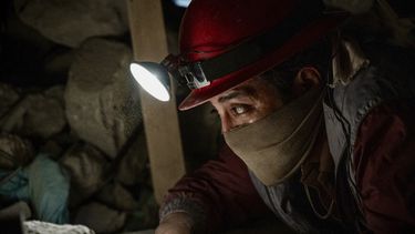 Esta imagen difundida por Prime Video muestra a Fernando Peña en una escena de la serie Cada minuto cuenta. (Prime Video via AP)