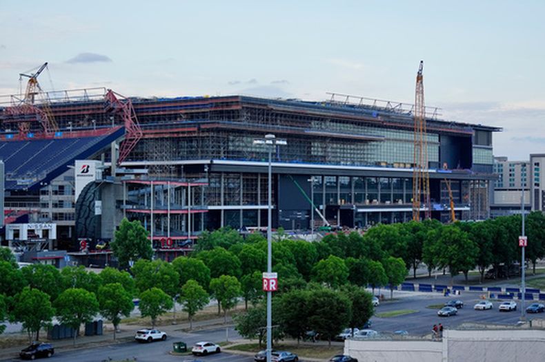 ARCHIVO - La construcción en marcha del nuevo estadio de los Titans de Tennessee de la NFL, el lunes 18 de mayo de 2026, en Nashville. (AP Foto/George Walker IV)
