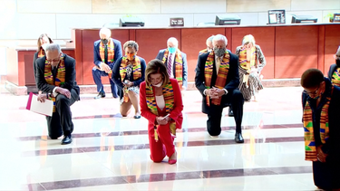 congresistas democratas se arrodillaron en honor a george floyd y presentaron un proyecto de ley para una reforma policial