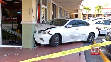 conductora estrella su auto contra un dunkin donuts