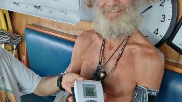 En esta fotografía proporcionada por Grupomar/Atun Tuny, al australiano Tim Shaddock le toman la presión arterial tras ser rescatado por un buque atunero mexicano en aguas internacionales del Pacífico, luego de que navegó a la deriva con su perra durante tres meses. (Grupomar/Atun Tuny vía AP)