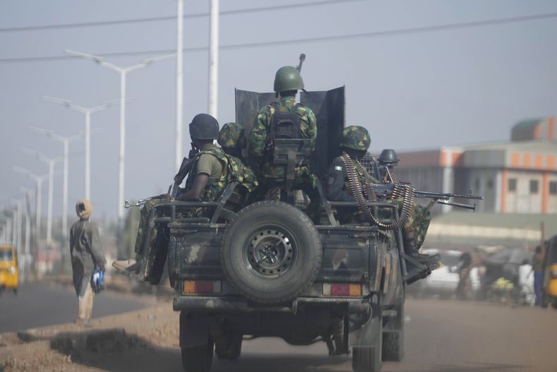 Patrulla del ejército nigeriano en la zona de Kaduna Birnin Gwari en Nigeria, el 8 de marzo de 2024. (AP Foto/Sunday Alamba, Archivo)