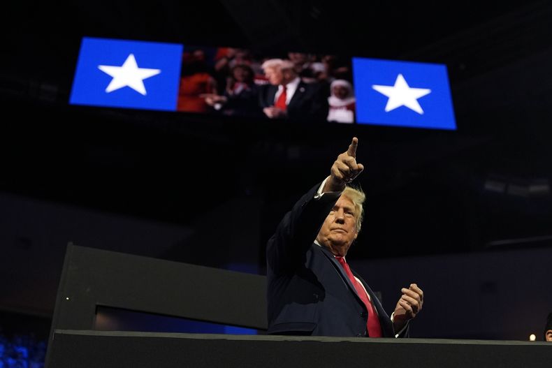 El candidato presidencial republicano, el expresidente Donald Trump, asiste a la última noche de la Convención Nacional Republicana de 2024 en el Fiserv Forum, el jueves 18 de julio de 2024, en Milwaukee. (AP Foto/Carolyn Kaster)