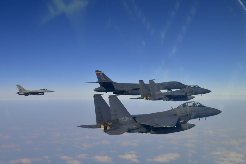 En esta imagen proporcionada por el Ministerio surcoreano de Defensa, el bombardero estadounidense B-1B, arriba y segundo por la izquierda, cazas F-16 y dos F-15 surcoreanos, abajo a la derecha, vuelan sobre la península coreana durante una maniobra conjunta de Corea del Sur y Estados Unidos, el jueves 20 de febrero de 2025. (Ministerio de Defensa de Corea del Sur via AP)