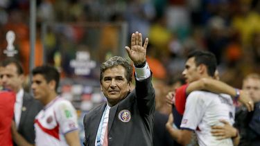 americateve | El t&eacute;cnico de Costa Rica, Jorge Luis Pinto, levanta un brazo despu&eacute;s de una definici&oacute;n por penales contra Holanda en los cuartos de final del Mundial el 5 de julio de 2014 en Salvador, Brasil. (AP Photo/Matt Dunham, File)
