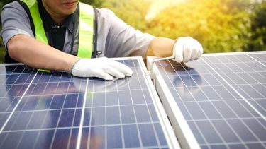 La OCIF investiga a empresas que financian equipos de placas solares