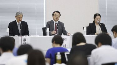 El abogado y exfiscal Makoto Hayashi, centro, habla durante una conferencia de prensa en Tokio el 29 de agosto de 2023. El equipo de investigación, creado para inspeccionar a una poderosa agencia de talento para bandas de chicos japonesas, cuyo fundador es acusado de abusar sexualmente de cientos de personas, incluyendo menores de edad, recomendó el martes que la directora ejecutiva renuncie para asumir la responsabilidad. Hayashi, quien dirige la investigación, dijo que el equipo también recomienda una compensación financiera para aquellos que han denunciado y que denunciarán. (Kyodo News vía AP)