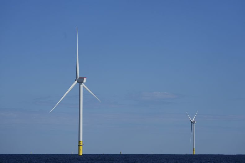 Un par de turbinas eólicas se erigen frente a la costa el 9 de octubre de 2024, en Block Island, Rhode Island. (AP foto/Seth Wenig)