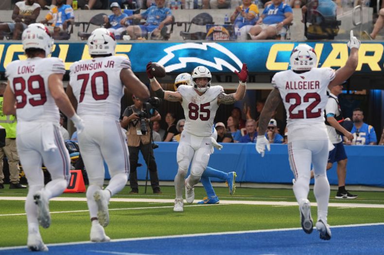 Trey McBride (85), de los Cardinals de Arizona, celebra después de anotar frente a los Chargers de Los Ángeles durante la segunda mitad del partido de la NFL del domingo 13 de septiembre de 2026, en Inglewood, California. (AP Foto/Gregory Bull)