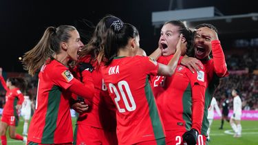 Telma (derecha) celebra con sus compañeras de Portugal tras anotar el primer gol en la victoria 2-0 ante Vietnam en el Mundial femenino, el jueves 27 de julio de 2023, en Hamilton, Nueva Zelanda. (AP Foto/Abbie Parr)