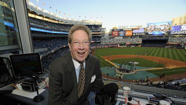 ARCHIVO - Esta foto del 25 de septiembre de 2009, muestra a John Sterling, narrador de los juegos de los Yanquis de Nueva York (AP Foto/Bill Kostroun, archivo)
