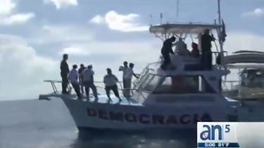 americateve | Los fuegos artificiales que una flotilla del exilio cubano en Miami (EE.UU) lanzó frente a las costas de Cuba para conmemorar el vigésimo aniversario del hundimiento de un remolcador alcanzaron a verse desde el litoral de La Habana.