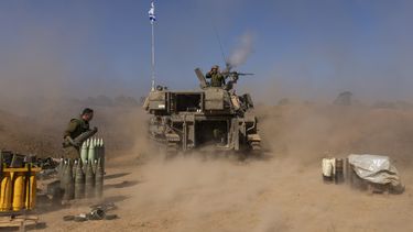 Una unidad de artillería móvil dispara un proyectil desde el sur de Israel hacia la Franja de Gaza, en un puesto cerca de la frontera de Israel y Gaza, el 6 de noviembre de 2023. (AP Foto/Ohad Zwigenberg)