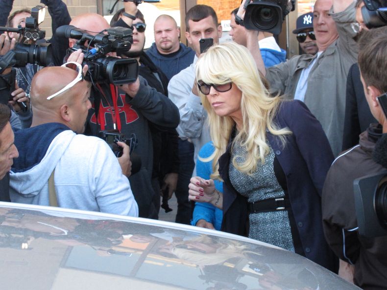 Dina Lohan sale de una corte en Hempstead, Nueva York en una fotograf&iacute;a de archivo del 24 de septiembre de 2013 tras declararse inocente de los cargos por conducir ebria que le fueron presentados. Un juez remiti&oacute; el jueves 21 de noviembre de