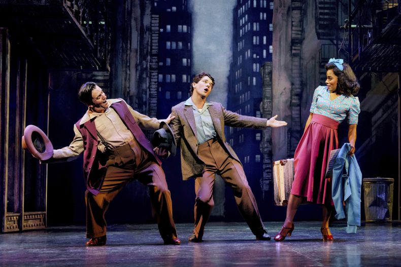 En esta imagen proporcionada por Polk & Co. Clyde Alves, de izquierda a derecha, Colton Ryan, y Anna Uzele durante una función de New York, New York. (Paul Kolnik/Polk & Co. vía AP)