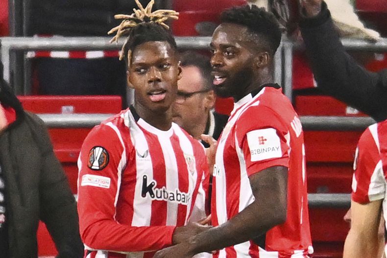 Nico Williams (tercero a la derecha) celebra con su hermano Iñaki tras anotar el primer gol del Athletic Bilbao en el partido contra Viktoria Pilsen por la Liga Europa, el 30 de enero de 2025. (AP Foto/Miguel Oses)