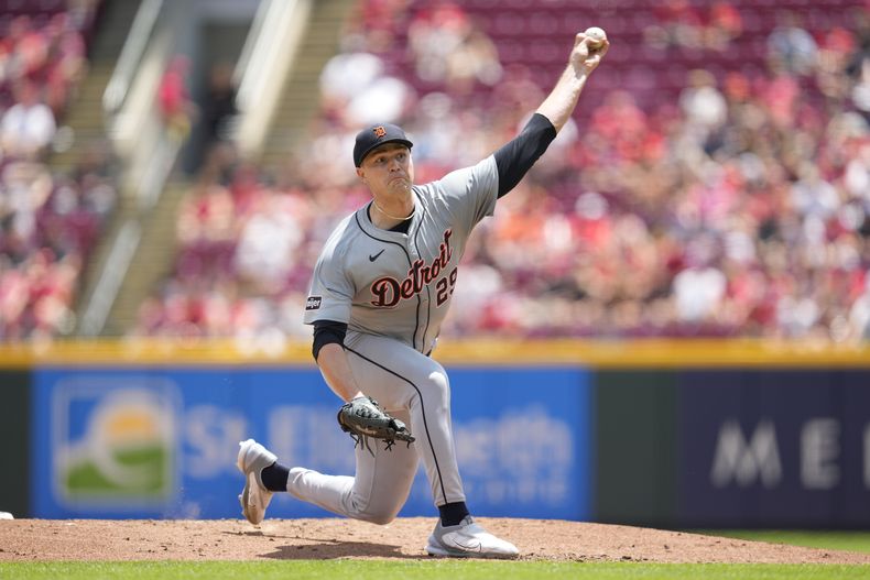 El abridor de los Tigres de Detroit, Tarik Skubal lanza durante la segunda entrada del juego de béisbol ante los Rojos de Cincinnati, el domingo 7 de julio de 2024. (AP Foto/Jeff Dean)