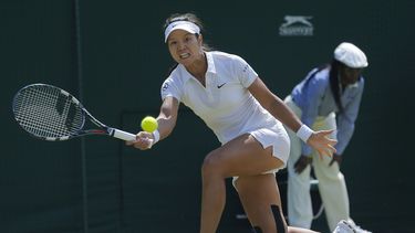 americateve | La tenista china Li Na devuelve una pelota en un partido en Wimbledon el 27 de junio de 2014, en Londres. (AP Photo/Pavel Golovkin, File)