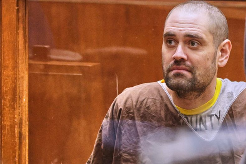 ARCHIVO - Nick Reiner se declara inocente de dos cargos de asesinato en primer grado por la muerte de sus padres, Rob Reiner y Michele Singer Reiner, acompañado por su abogada de oficio, Kimberly Green, durante su comparecencia ante el juez por los cargos de asesinato por la muerte de sus padres, Rob y Michele Reiner, el lunes 23 de febrero de 2026, en Los Ángeles. (Chris Torres/Pool Photo via AP, archivo)
