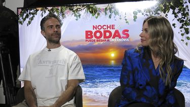 El actor y director Osvaldo Benavides, izquierda, y la actriz Ludwika Paleta posan para un retrato durante una entrevista sobre la película Noche de Bodas en la Ciudad de México el miércoles 28 de febrero de 2024. (Foto AP/Berenice Bautista)