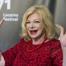 ARCHIVO - La actriz italiana Sandra Milo posa durante una sesión fotográfica de la película Un nemico che ti vuole bene en la 71a edición del Festival Internacional de Cine de Locarno el martes 7 de agosto de 2018, en Locarno, Suiza. Milo, un ícono del cine italiano que jugó un papel clave en “8½” de Federico Fellini y luego se convirtió en su musa, murió el lunes 29 de enero de 2024, dijo su familia. Tenía 90 años. (Alexandra Wey/Keystone via AP, archivo)