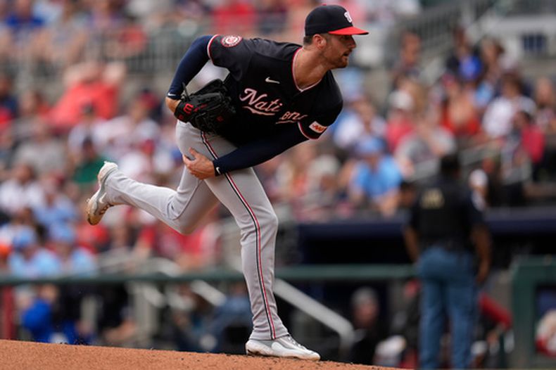 El lanzador de los Nacionales de Washington, Foster Griffin (22), trabaja en la primera entrada de un partido de béisbol contra los Bravos de Atlanta, el domingo 24 de mayo de 2026, en Atlanta. (Foto AP/Mike Stewart)