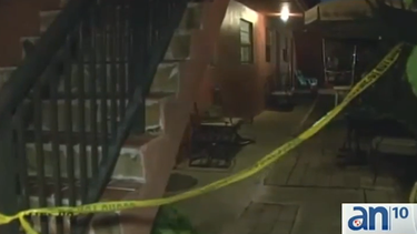 americateve | Esta noche siguen siendo un misterio las causas que llevaron a un hombre a apuñalar a dos mujeres en un complejo de apartamentos de Hialeah.