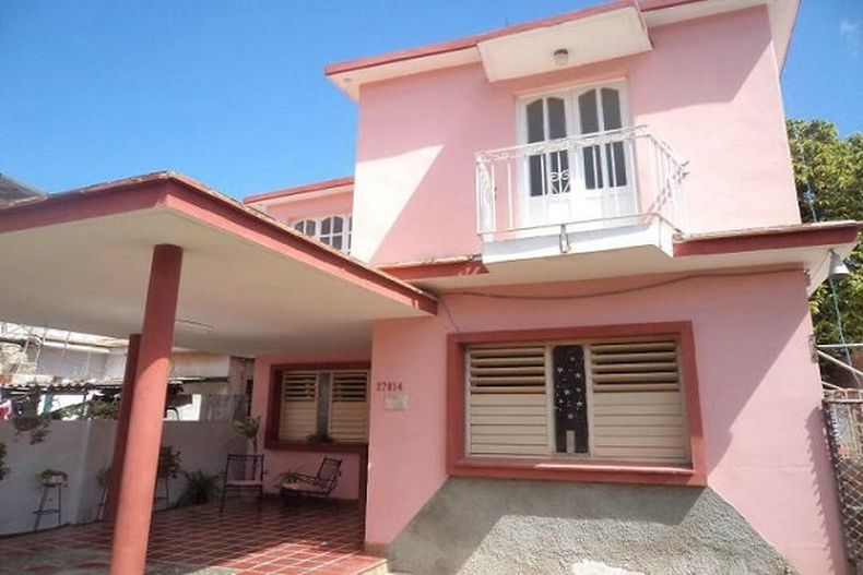 Teóricamente  tendría que reunir 694 años de salario íntegro para poder pagar una vivienda  en La Habana.