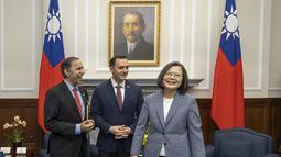 En esta imagen publicada por la Oficina Presidencial en Taiwán, la presidenta de Taiwán, Tsai Ing-wen, a la derecha, se reúne con el representante Mike Gallagher, republicano, presidente del Comité Selecto de la Cámara de Representantes sobre el Partido Comunista Chino, en el centro, y Raja Krishnamoorthi, demócrata por Illinois, en Taipéi, en Taiwán, el jueves 22 de febrero de 2024. (Oficina Presidencial en Taiwán via AP)