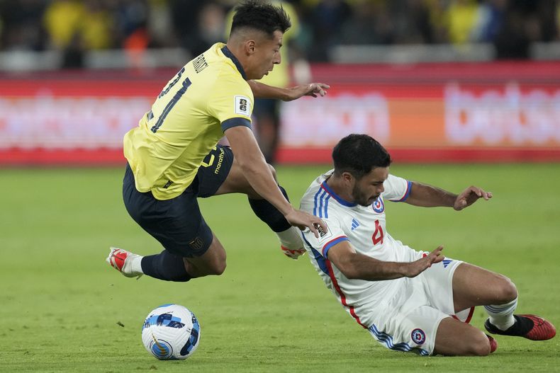 Alan Franco (izquierda), de Ecuador, y Alan Franco, de Chile, pelean por un balón durante el encuentro de la eliminatoria mundialista disputado el martes 21 de noviembre de 2023 (AP Foto/Dolores Ochoa)