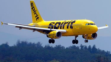 ARCHIVO - Un Airbus 319 de la aerolínea Spirit se aproxima al aeropuerto regional Manchester-Boston para aterrizar, el 2 de junio de 2023, en Manchester, Nueva Hampshire. (AP Foto/Charles Krupa, archivo)