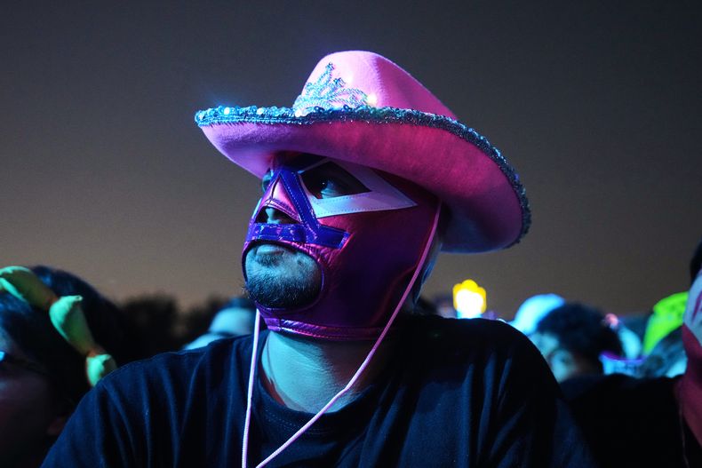 Un fan observa a la banda escocesa Mogwai durante el festival Corona Capital en Ciudad de México, el sábado 15 de noviembre de 2025. (Foto AP/Claudia Rosel)