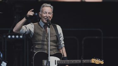 ARCHIVO - Bruce Springsteen habla con el público durante un concierto con la E Street Band en el Estadio Olímpico de Berlín, Alemania, el 11 de junio de 2025. (Foto AP/Markus Schreiber, archivo)
