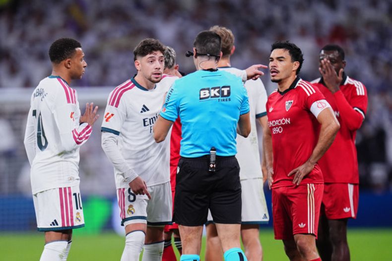 Federico Valverde (8), del Real Madrid, habla con el árbitro durante el partido de La Liga de España frente al Sevilla, el domingo 18 de octubre de 2026, en Madrid. (AP Foto/Manu Fernandez)