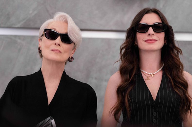 Esta imagen, difundida por 20th Century Studios, muestra a Meryl Streep (izquierda) y Anne Hathaway en una escena de El diablo viste de Prada 2. (Macall Polay/20th Century Studios via AP)