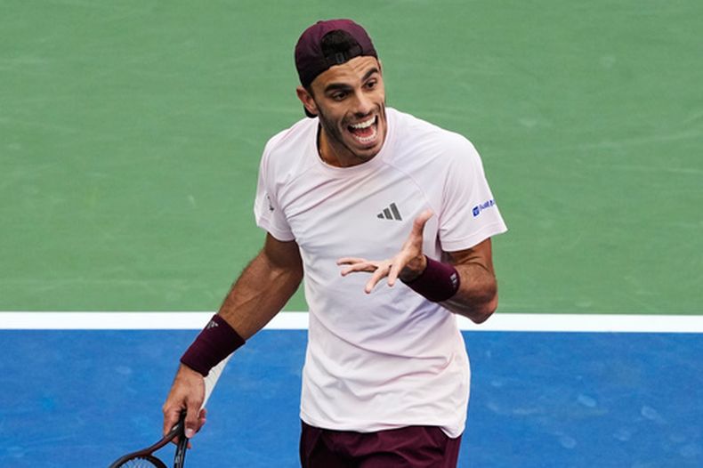 El argentino Francisco Cerúndolo reacciona durante el partido de octavos de final contra Alexander Blockx en los octavos de final del US Open, el lunes 7 de septiembre de 2026, en Nueva York. (AP Foto/Seth Wenig)