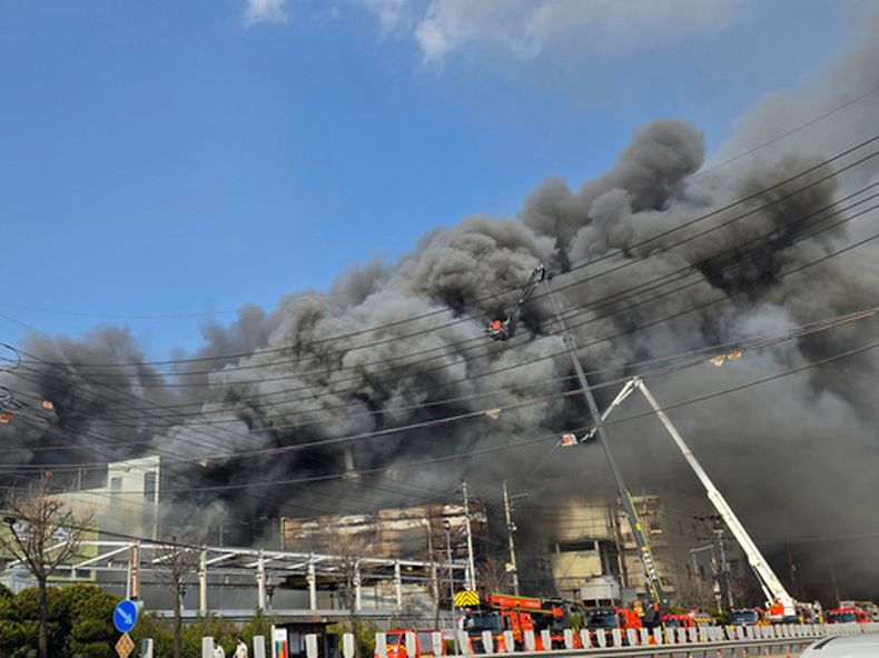 Humo negro sale de una fábrica de autopartes en Daejeon, Corea del Sur, el 20 de marzo de 2026. (Kim So-yeon/Yonhap vía AP)
