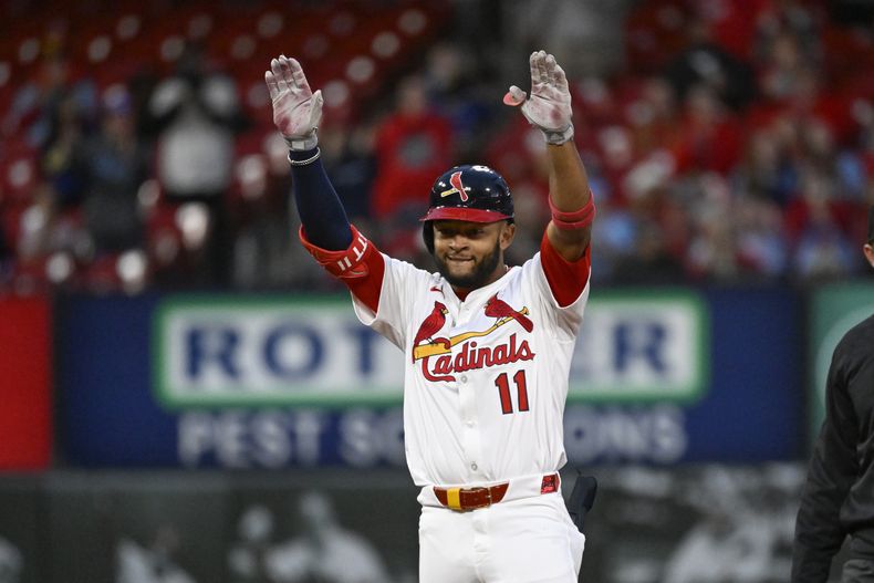 Victor Scott II, de los Cardenales de San Luis, celebra después de conectar un doble productor en la sexta entrada durante el segundo juego de béisbol de una doble cartelera contra los Mets de Nueva York, el domingo 4 de mayo de 2025, en San Luis. (AP Foto/Joe Puetz)