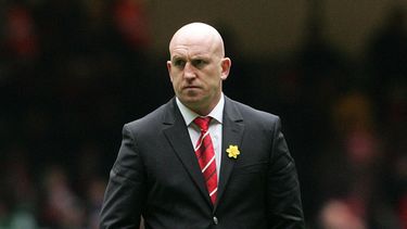 Archivo: El entrenador adjunto de la selección de Gales, Shaun Edwards, observa antes de su partido internacional de rugby del Torneo de las Seis Naciones contra Escocia en el Millennium Stadium de Cardiff, el 13 de febrero de 2010. (Foto AP/Tim Hales, Archivo)