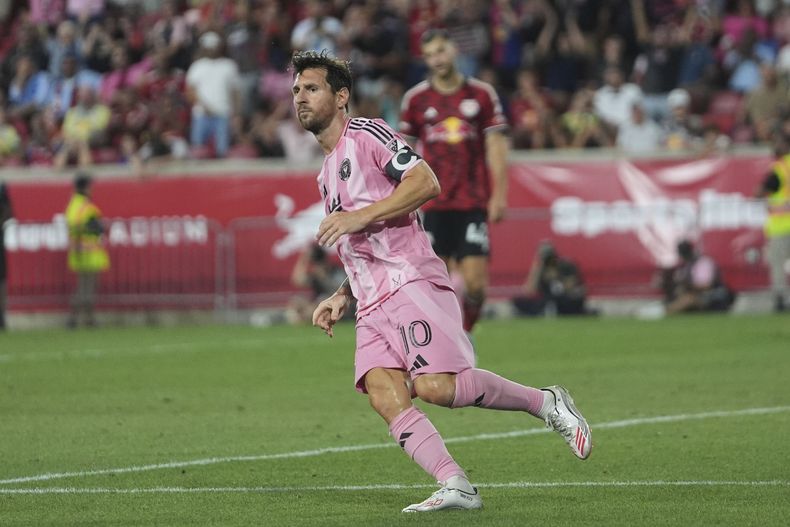 Lionel Messi (10) del Inter Miami tras anotar un gol en un partido de la MLS contra los New York Red Bulls, el sábado 19 de julio de 2025, en Harrison, Nueva Jersey. (AP Foto/Frank Franklin II)