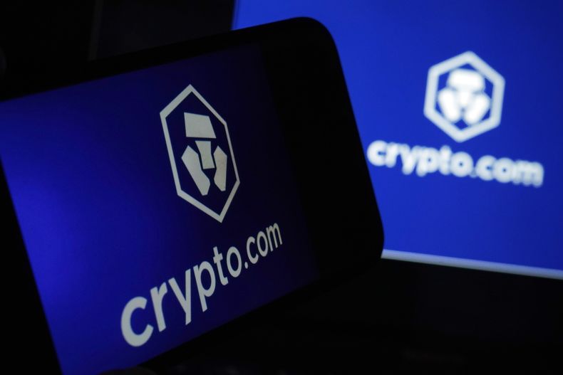 El logotipo de crypto.com aparece en la pantalla de un teléfono y una computadora, en Nueva York, el 31 de enero de 2023. (AP Foto/Richard Drew, Archivo)