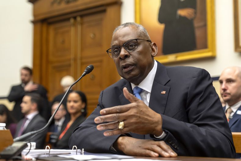 El secretario de Defensa estadounidense Lloyd Austin habla durante una audiencia de la Comisión de Servicios Armados de la Cámara de Representantes, el jueves 29 de febrero de 2024, en Washington. (AP Foto/Mark Schiefelbein)