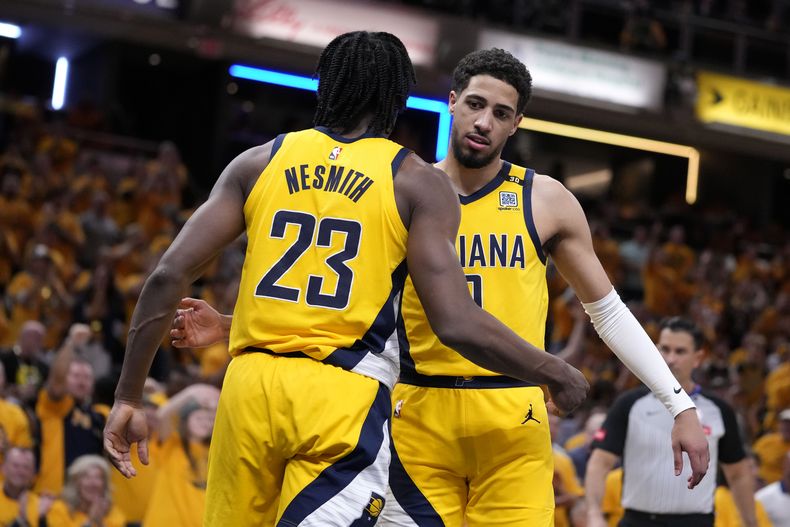 Aaron Nesmith, alero de los Pacers de Indiana, festeja con su compañero Tyrese Haliburton durante el sexto partido de las semifinales de la Conferencia Este ante los Knicks de Nueva York, el viernes 17 de mayo de 2024 (AP Foto/Michael Conroy)
