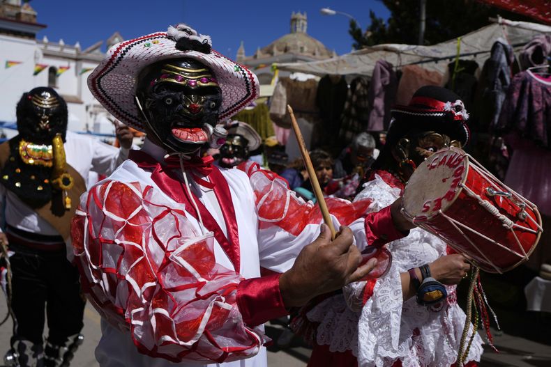 Danzantes participan en una procesión en honor a Nuestra Señora de Copacabana, santa patrona de Bolivia, en Copacabana, Bolivia, el martes 5 de agosto de 2025. (AP Foto/Juan Karita)